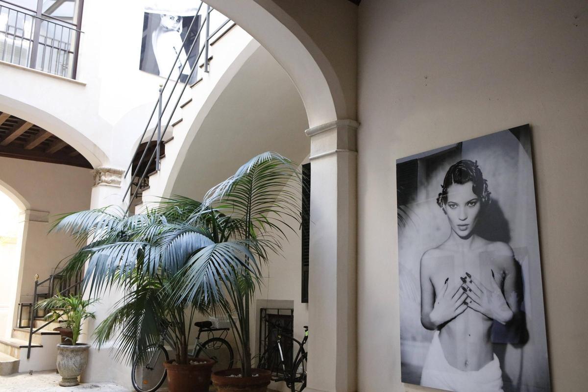 Fesselnde Blicke: ein Porträt von Kate Moss direkt im Eingangsbereich.
