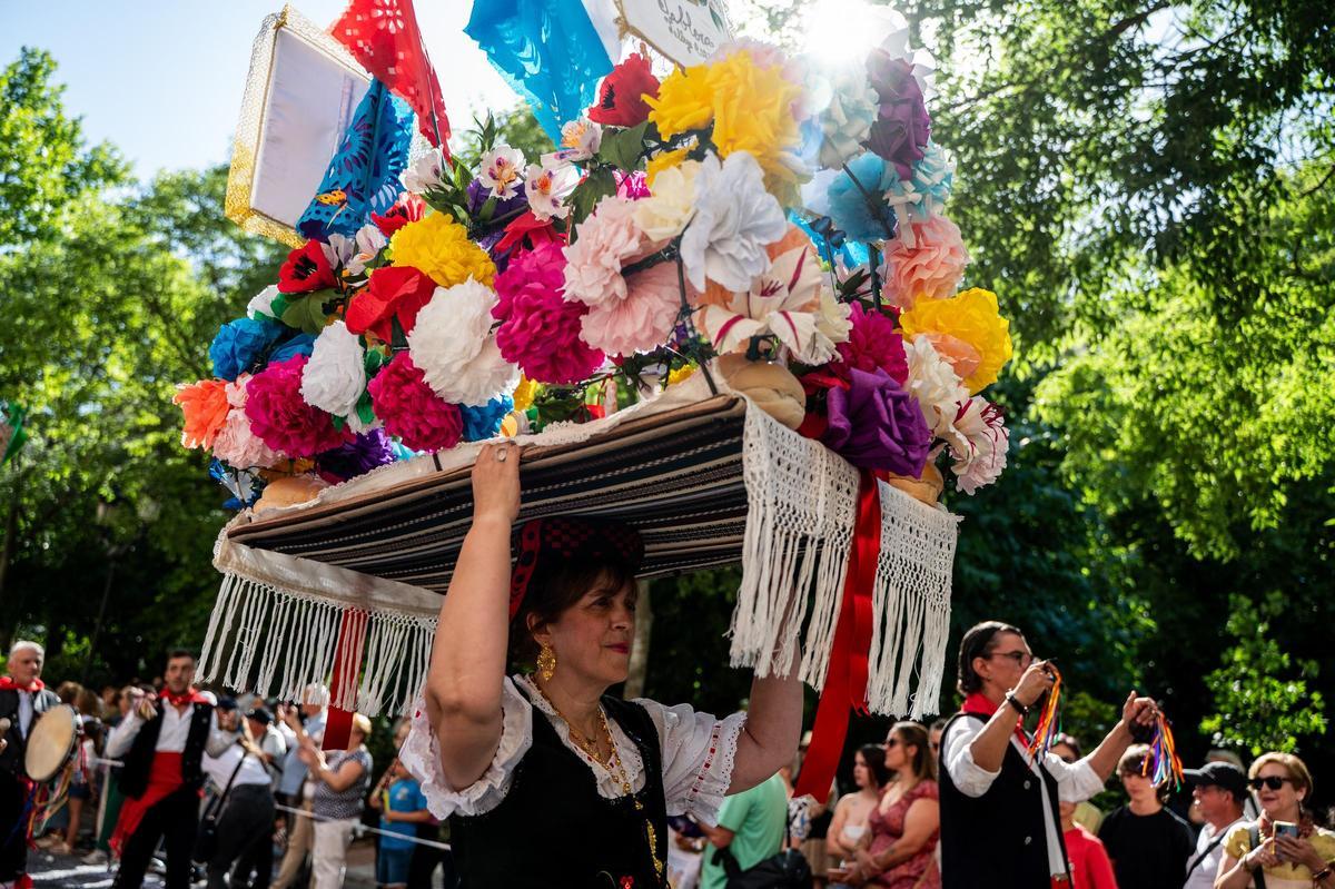Fotogalería | Las imágenes de Jato: el desfile de los festejos de la provincia de Cáceres llena Cánovas con su colorido flolclórico