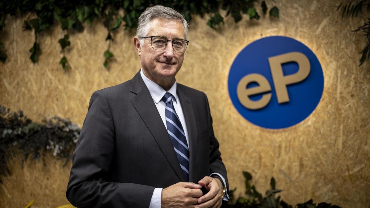 Manuel Blasco, consejero de Turismo y Medio Ambiente, en la redacción de EL PERIÓDICO DE ARAGÓN, momentos antes de la entrevista.