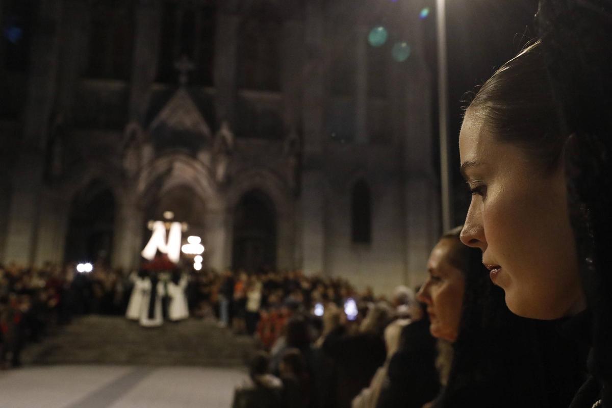 EN IMÁGENES: Emocionante procesión de la Soledad el Viernes Santo en Avilés