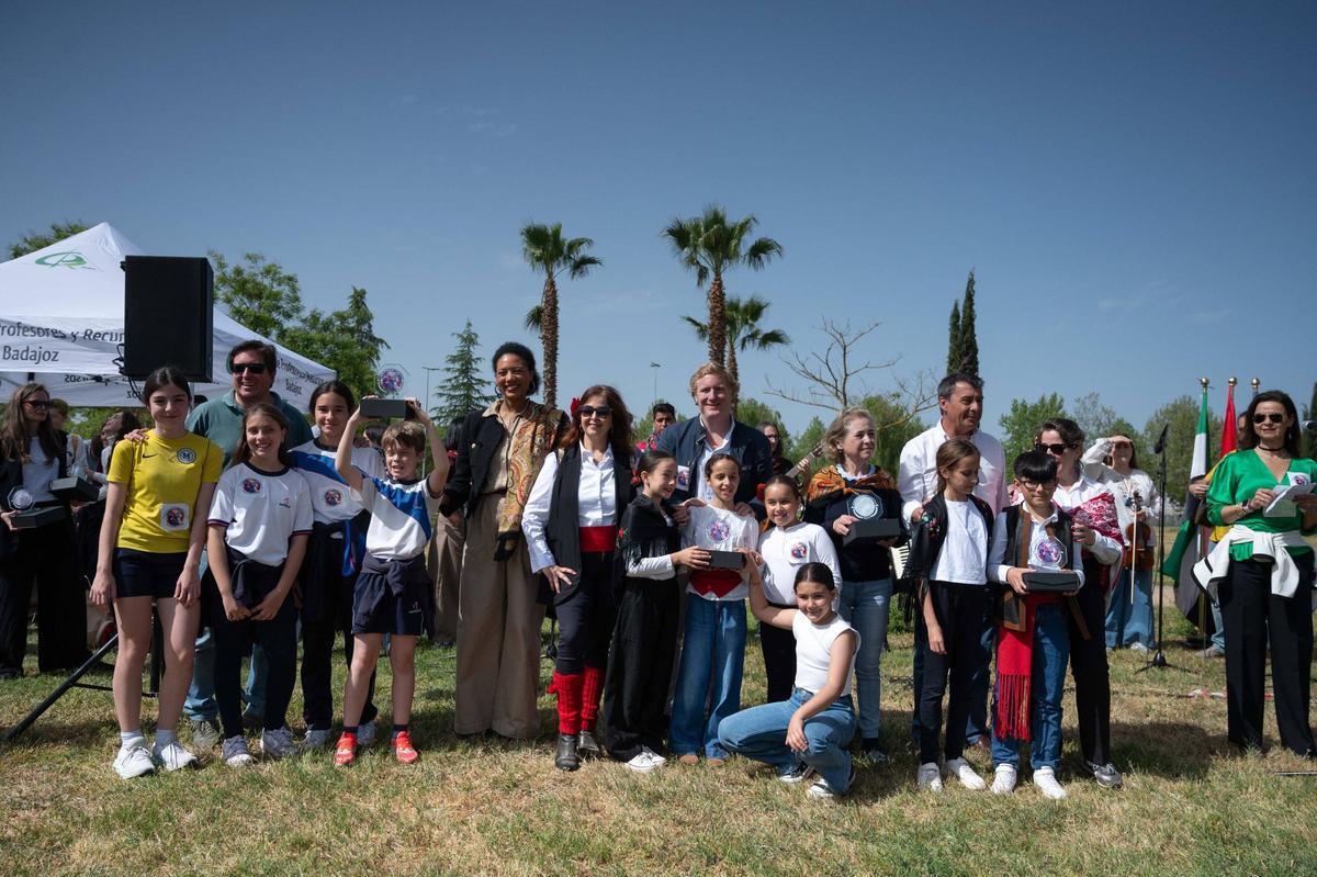 Fotogalería | Miles de niños bailan folklore en Badajoz para reivindicar la identidad y tradición extremeña
