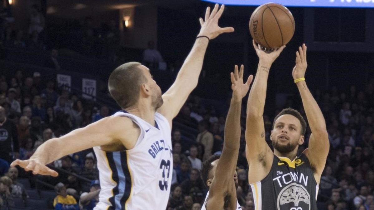 Marc Gasol intenta evitar un triple de Stephen Curry.