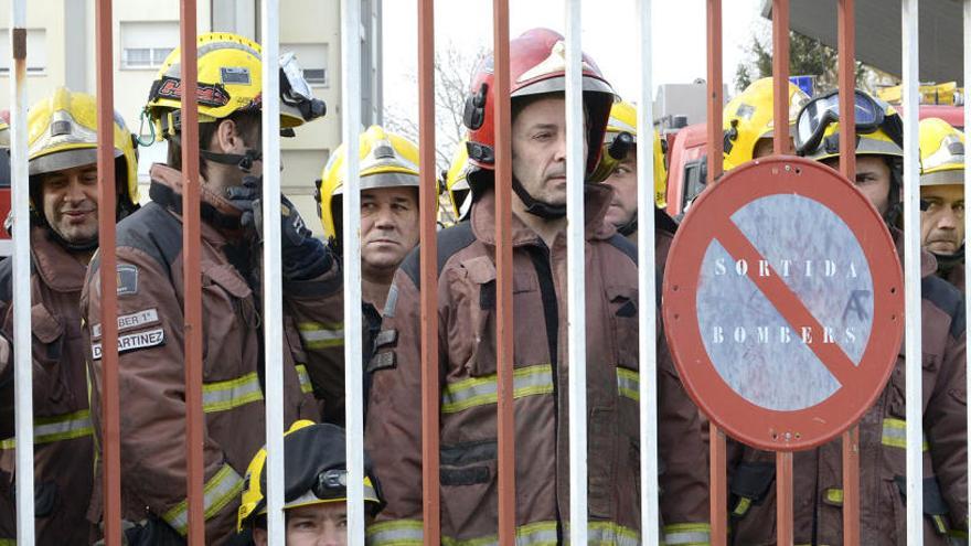 Una protesta dels bombers pel mal estat del parc