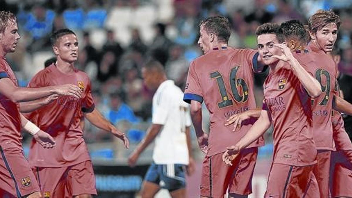 Joan Román celebra su gol junto a sus compañeros, anoche en Huelva.