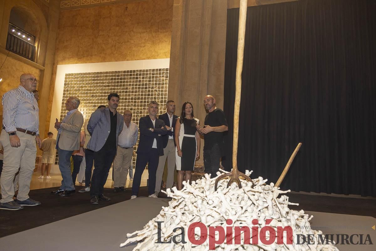 Así es la exposición 'Los Asomados' de Lidó Rico, que llega a Caravaca en su Año Jubilar
