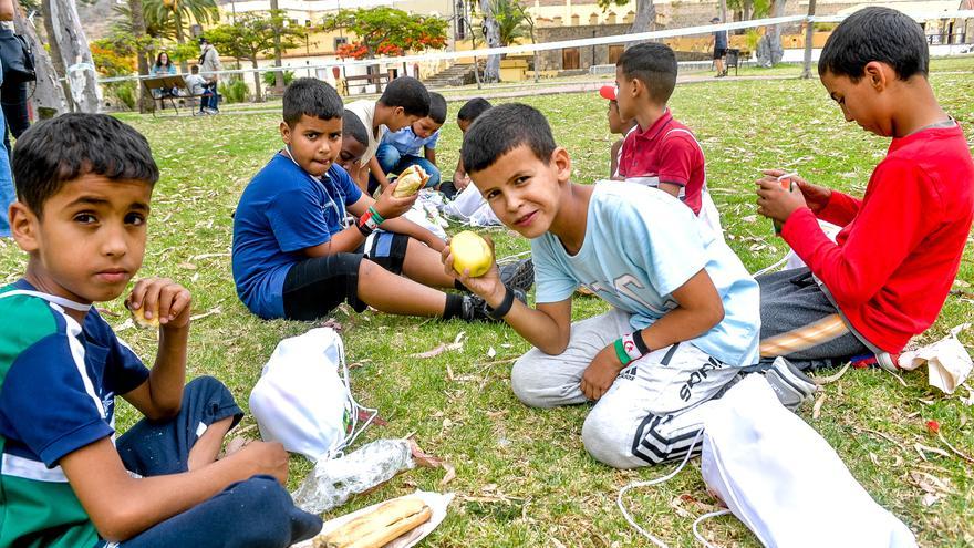 Niños saharauis del programa Vacaciones en Paz, en el Parque de la Condesa, en Telde