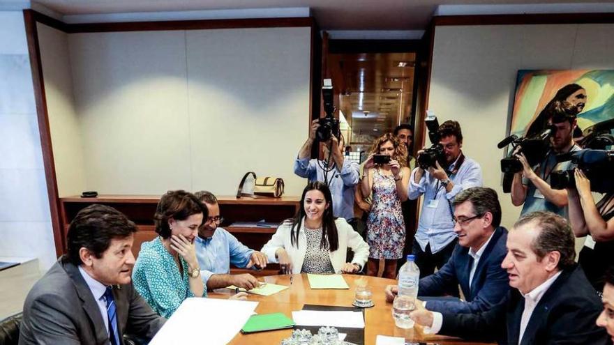 Las delegaciones del PSOE y Ciudadanos, ayer en la Junta.