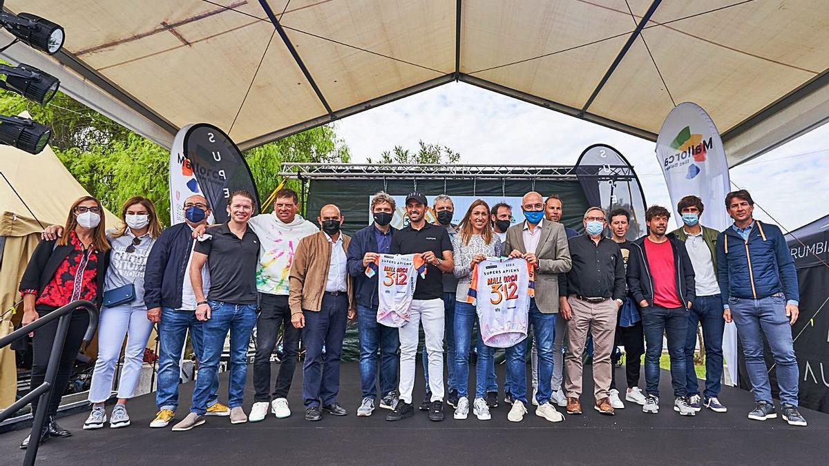 Alberto Contador y Mavi García, con el dorsal 312, ayer en la presentación, entre otros.