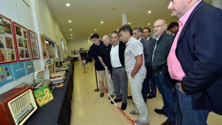 Aníbal Vázquez y Tuero, en la exposición sobre música, junto a Miguel Martínez y miembros de la corporación.