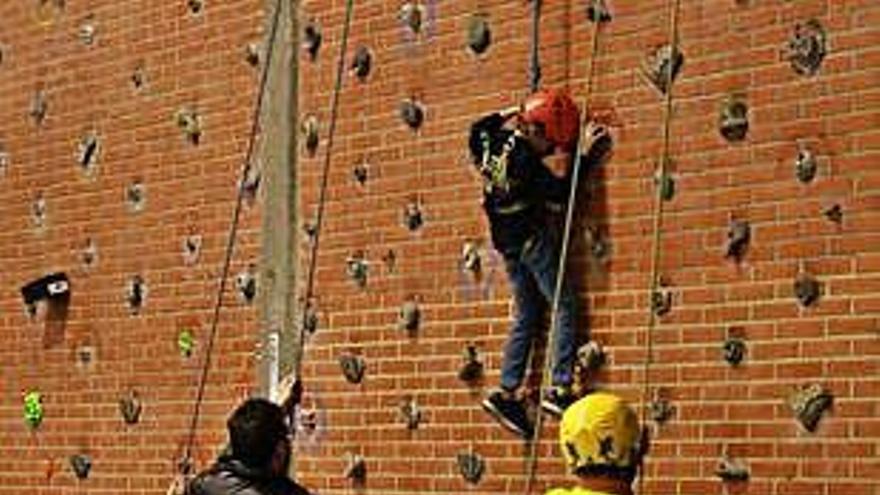 Varios niños, en el rocódromo.