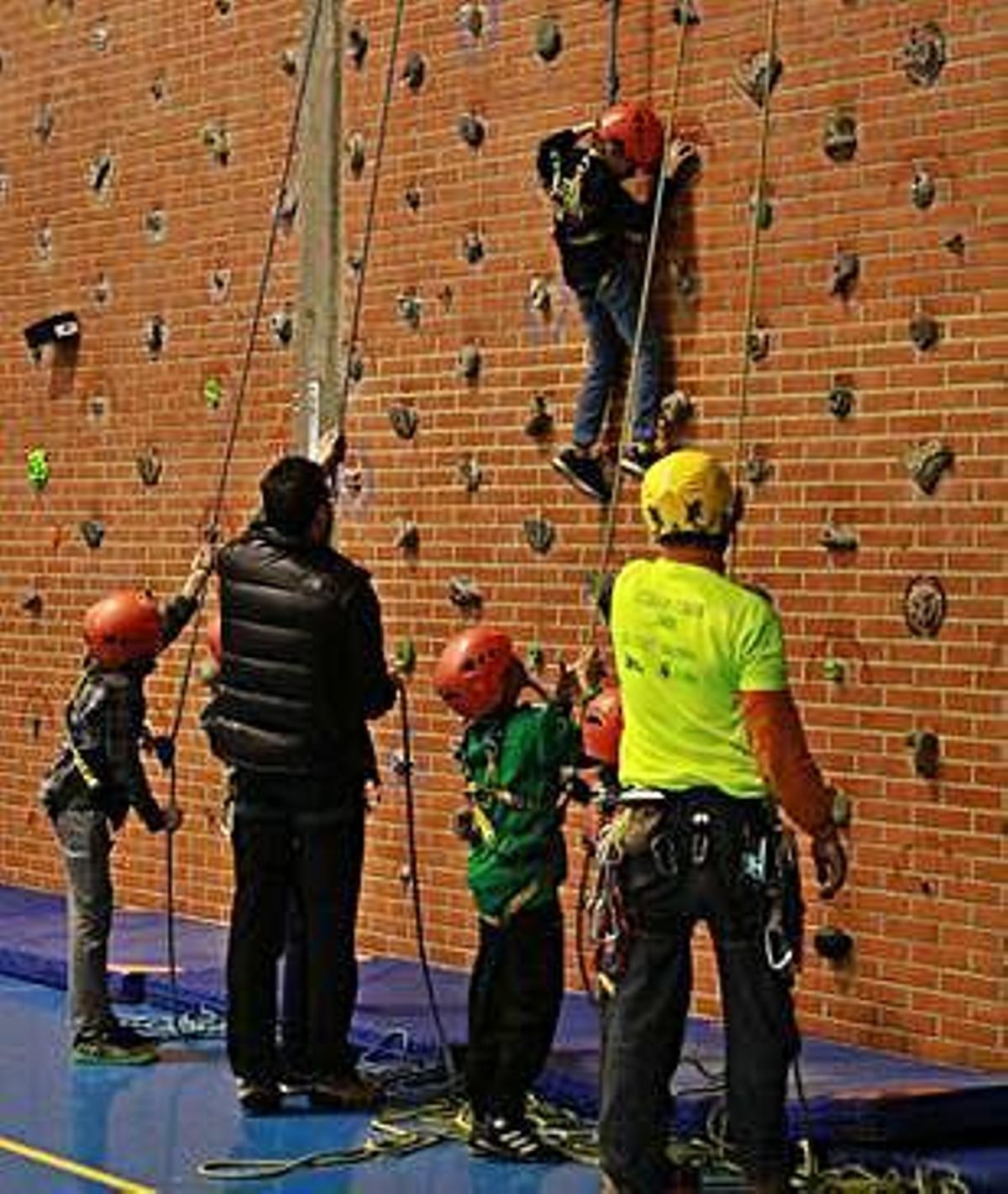 Varios niños, en el rocódromo.