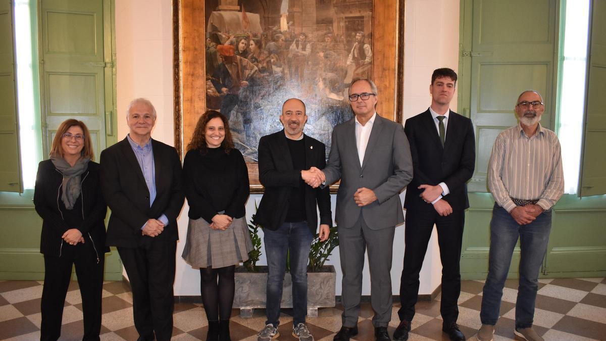 L’alcalde de Manresa, Marc Aloy, acompanyat de regidors i representants de la Fundació Mémora