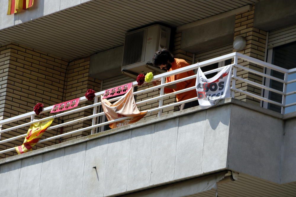 Veïns decorant el balcó al carrer de la Font del Gat de Manresa