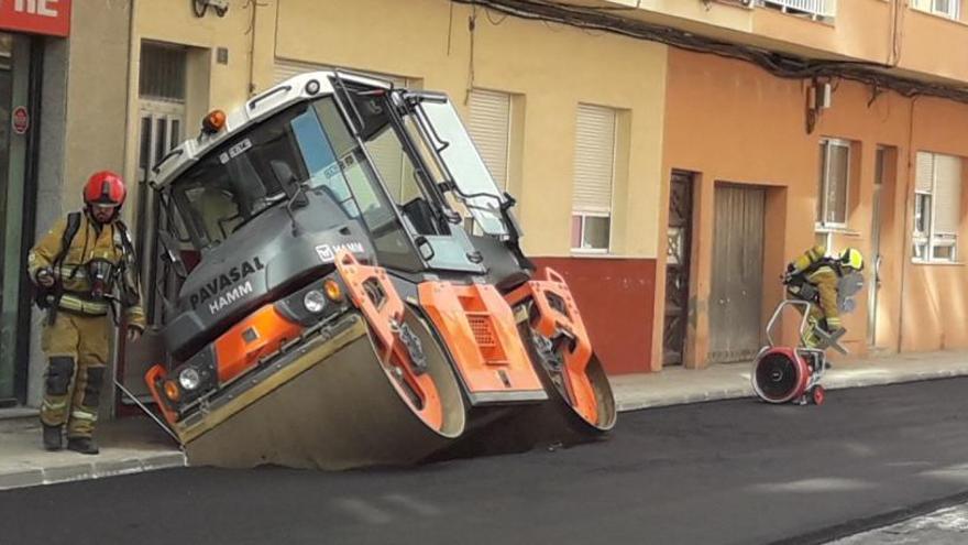Una máquina de asfaltar hunde una calle de Dénia y provoca una fuga de gas