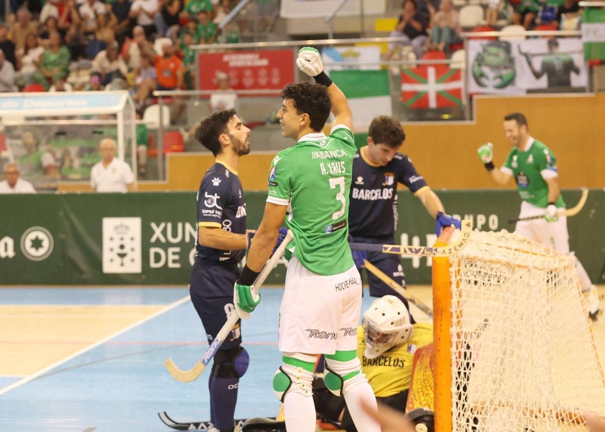 Arnau Xaus celebra un tanto contra el Barcelos en Riazor.