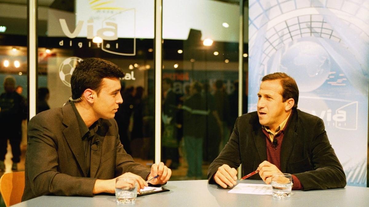 Álex Castells entrevista a Víctor Muñoz en el plató de Via Mundial