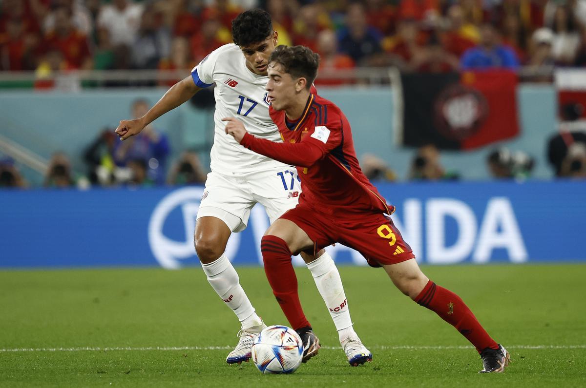 Gavi (D) disputa un balón con Yeltsin Tejeda, de Costa Rica, en el partido que enfrentó a España con Costa Rica.EFE/Jose Mendez