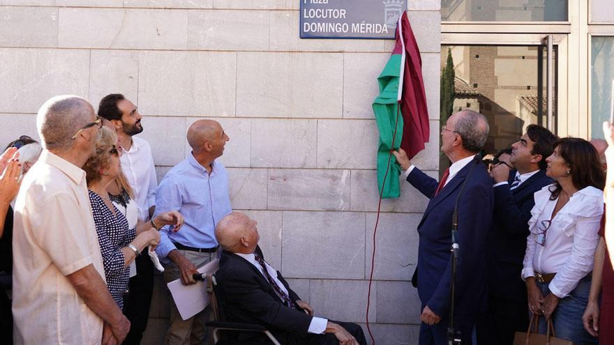 Domingo Mérida, con el alcalde Francisco de la Torre, en el momento de descubrir la placa de su plaza en El Perchel.