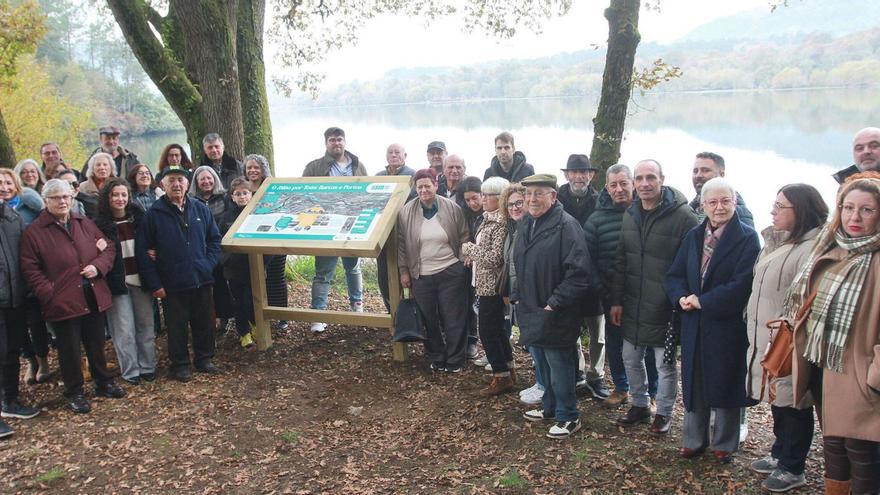 Vecinos de Toén, junto al panel informativo que recuerda la historia de las barcas que atravesaban el Miño.