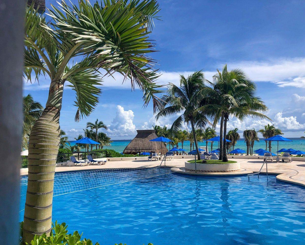 Piscinas con vistas al mar en The Reef Playacar