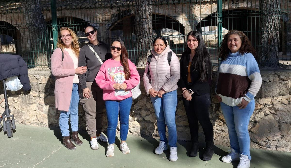 Laura Governa, de Madres Poderosas, a la derecha, junto a las mujeres que han dado el paso de hacer público el drama de la vivienda en Xàbia