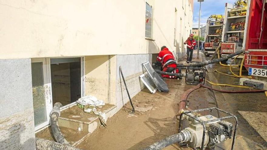 Bombers realitzant les seves tasques davant de la residència inundada d&#039;Agramunt