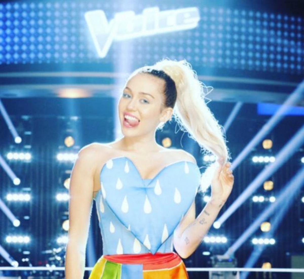 Miley en The Voice con diseño de Agatha Ruiz de la Prada