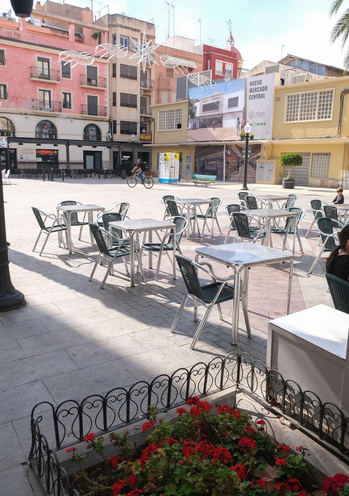 Un ciclista pasando por delante del Mercado Central en la plaza de las Flores este mismo jueves.
