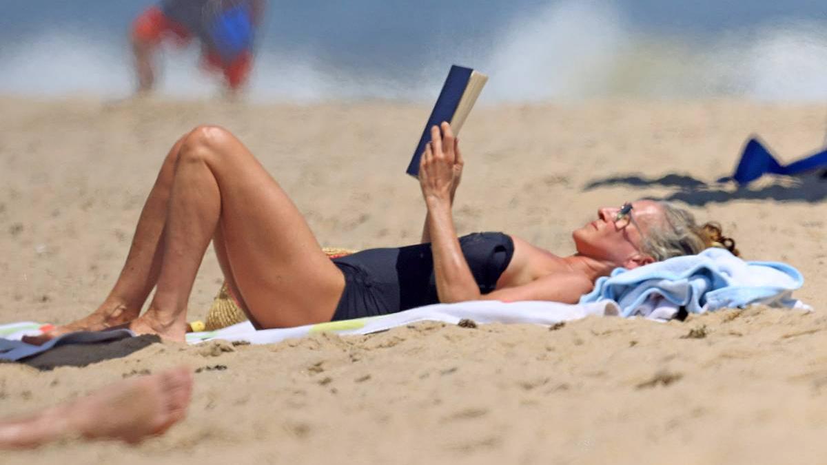 Sarah Jessica Parker leyendo en la playa