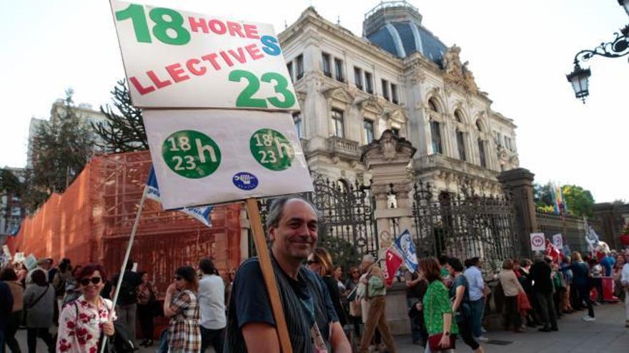 Seiscientos profesores piden en Oviedo la recuperación de las horas lectivas