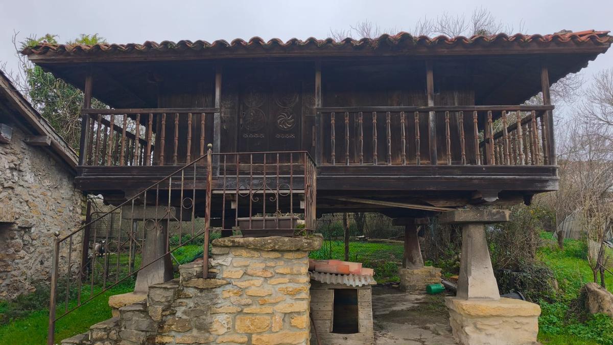 Hórreo en la zona de Vega del Cristo, cercana a Montecerrao.