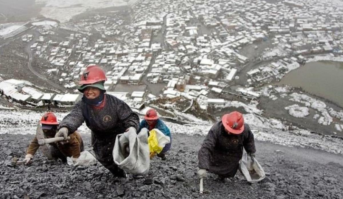 Mineros en La Rinconada, la ciudad más cercana al espacio