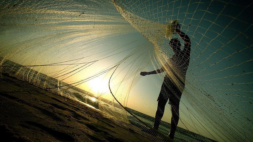 Así se transforman redes de pesca abandonadas en asfalto para carreteras