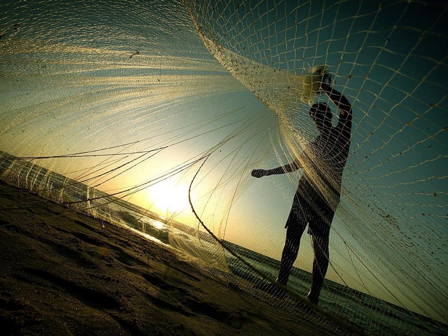 Así se transforman redes de pesca abandonadas en asfalto para carreteras