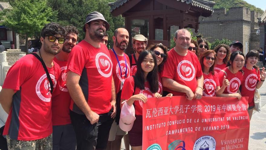 El grupo del Instituto Confucio de la Universitat de València en la Gran Muralla china.