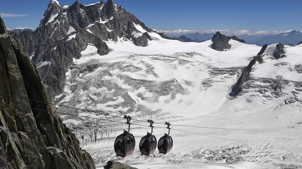 Teleférico que pasa por encima de los glaciales del Mont Blanc.