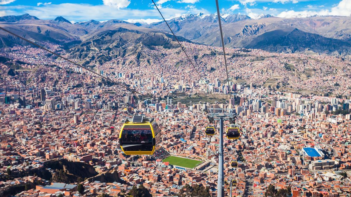 El teleférico urbano más alto y largo del mundo no está dónde pensabas