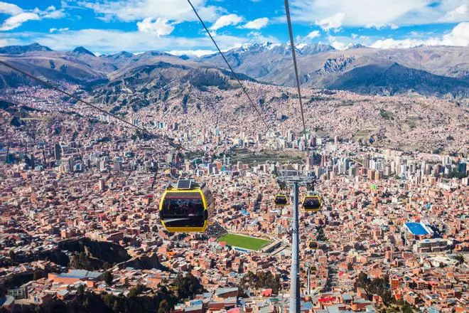 El teleférico urbano más alto y largo del mundo no está dónde pensabas