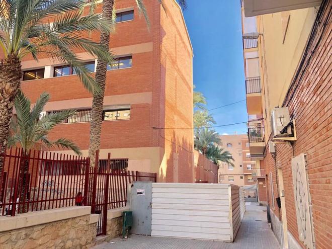 Así está la fachada del colegio Jaume I de Elche