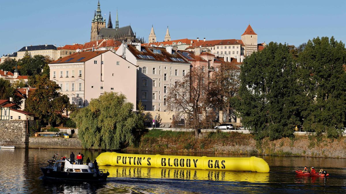 Greenpeace protesta con un gasoducto hinchable en Praga ante la cumbre de líderes europeos