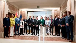 Albares confirma a los alcaldes del Campo de Gibraltar que se eliminará la verja y habrá uso compartido del aeropuerto tras el acuerdo con Reino Unido