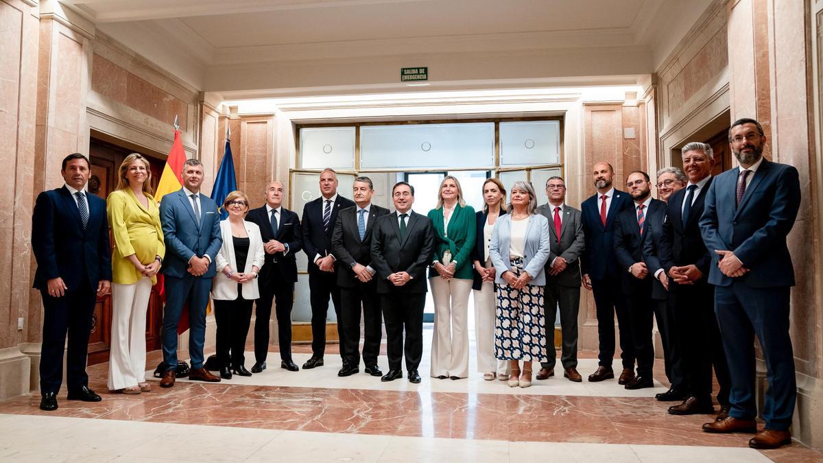 El ministro de Asuntos Exteriores, Unión Europea y Cooperación, José Manuel Albares con las autoridades de la comarca del Campo de Gibraltar.