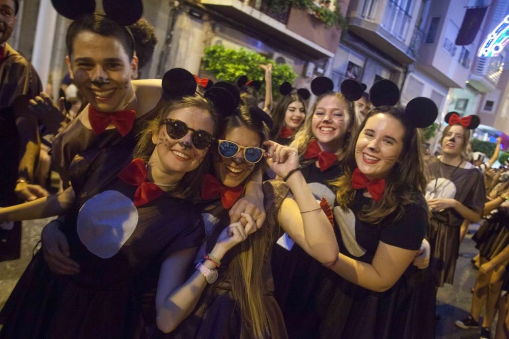 Desfile colorido de las comisiones en Elche