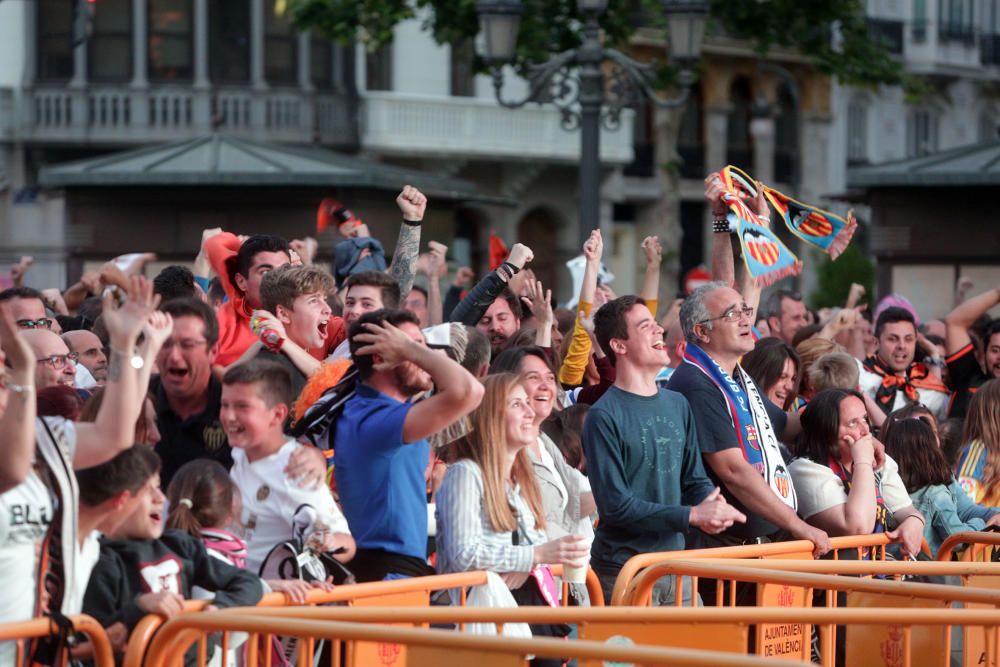 Ambiente en la plaza del Ayuntamiento de València