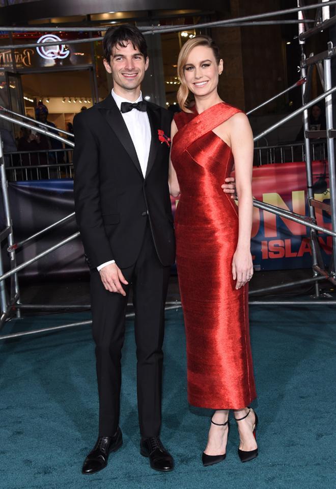Brie Larson de rojo y Alex Greenwald en la premiere de 'Kong: Skull Island'