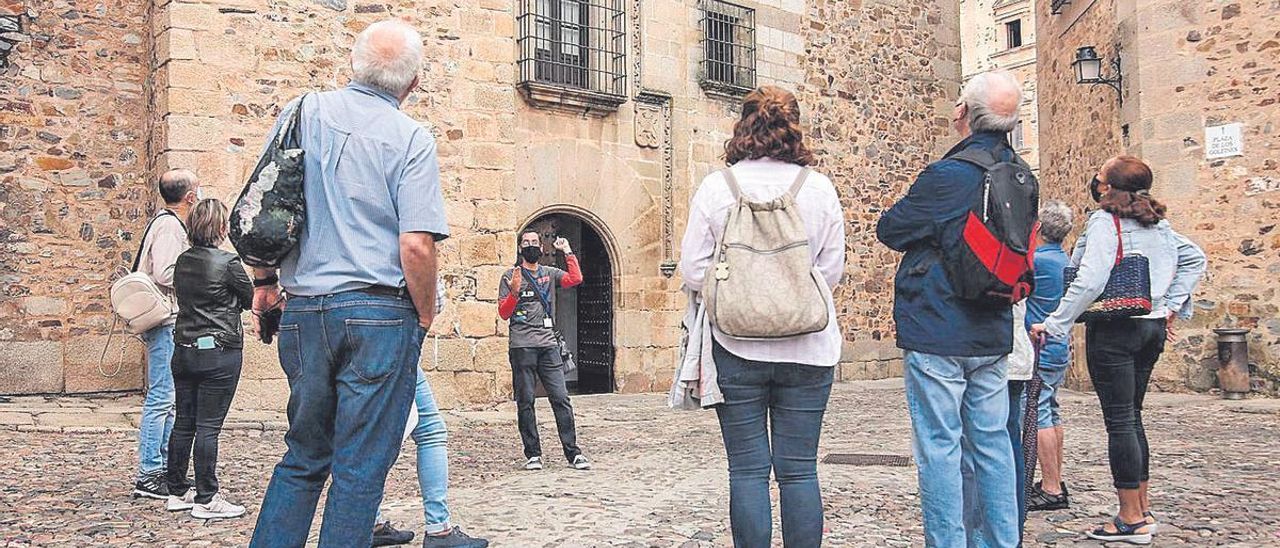 Un grupo de turistas en la plaza de Santa María.