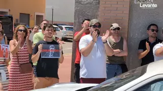 Mazón es recibido en Oliva al grito de "dimisión"