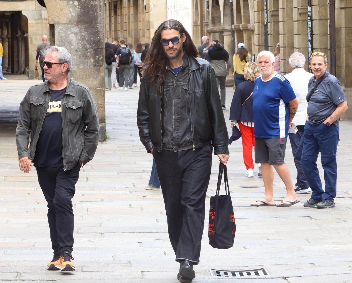Sergi López e Oliver Laxe, nun paseo polo Casco Vello de Compostela antes de presentar &quot;Sirat&quot; ante os medios.