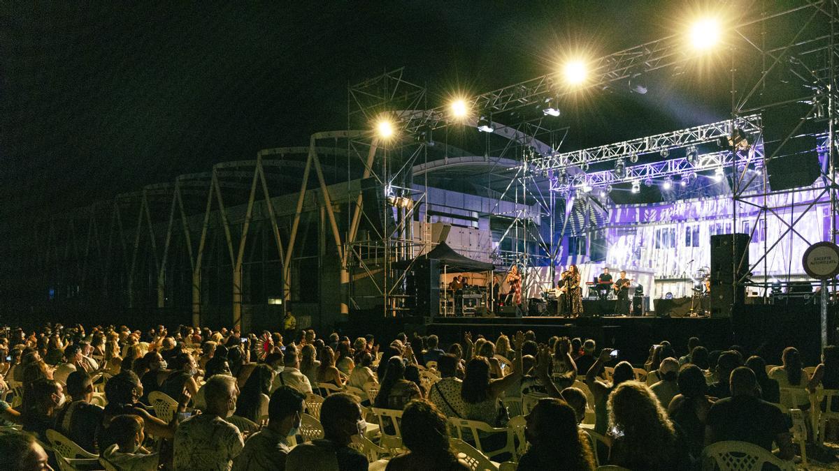 El poble de Picassent acull diversos espectacles musicals durant la celebració de les seues Festes Majors al poliesportiu municipal.