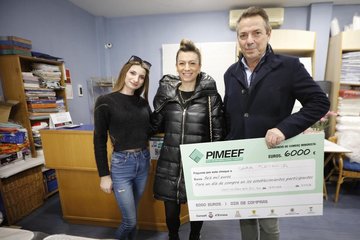Sara Platania recoge el cheque de 6000 euros de la Pimeef Sara Platania recoge el cheque de 6000 euros de la Pimeef